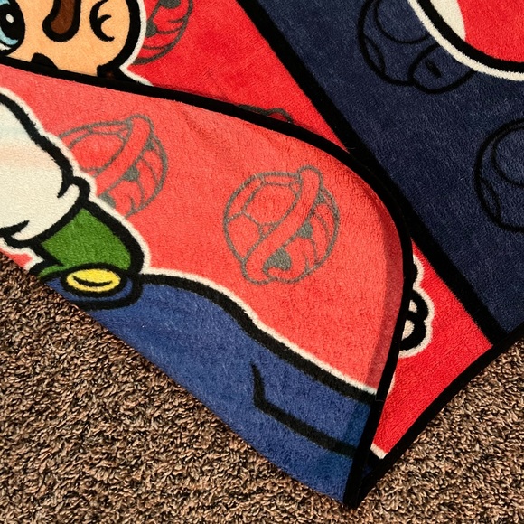 Fuzzy Super Mario blanket - Picture 2 of 4